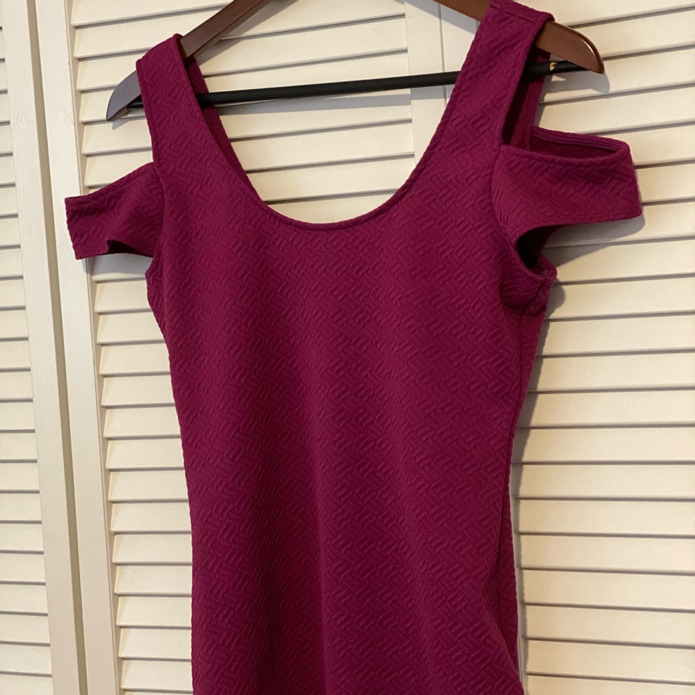 M Guess top off shoulder top